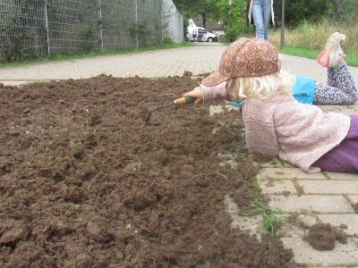 Am ersten Termin (August/September 2022) wurde gemeinsam mit den Kindern die Fläche eingesät.